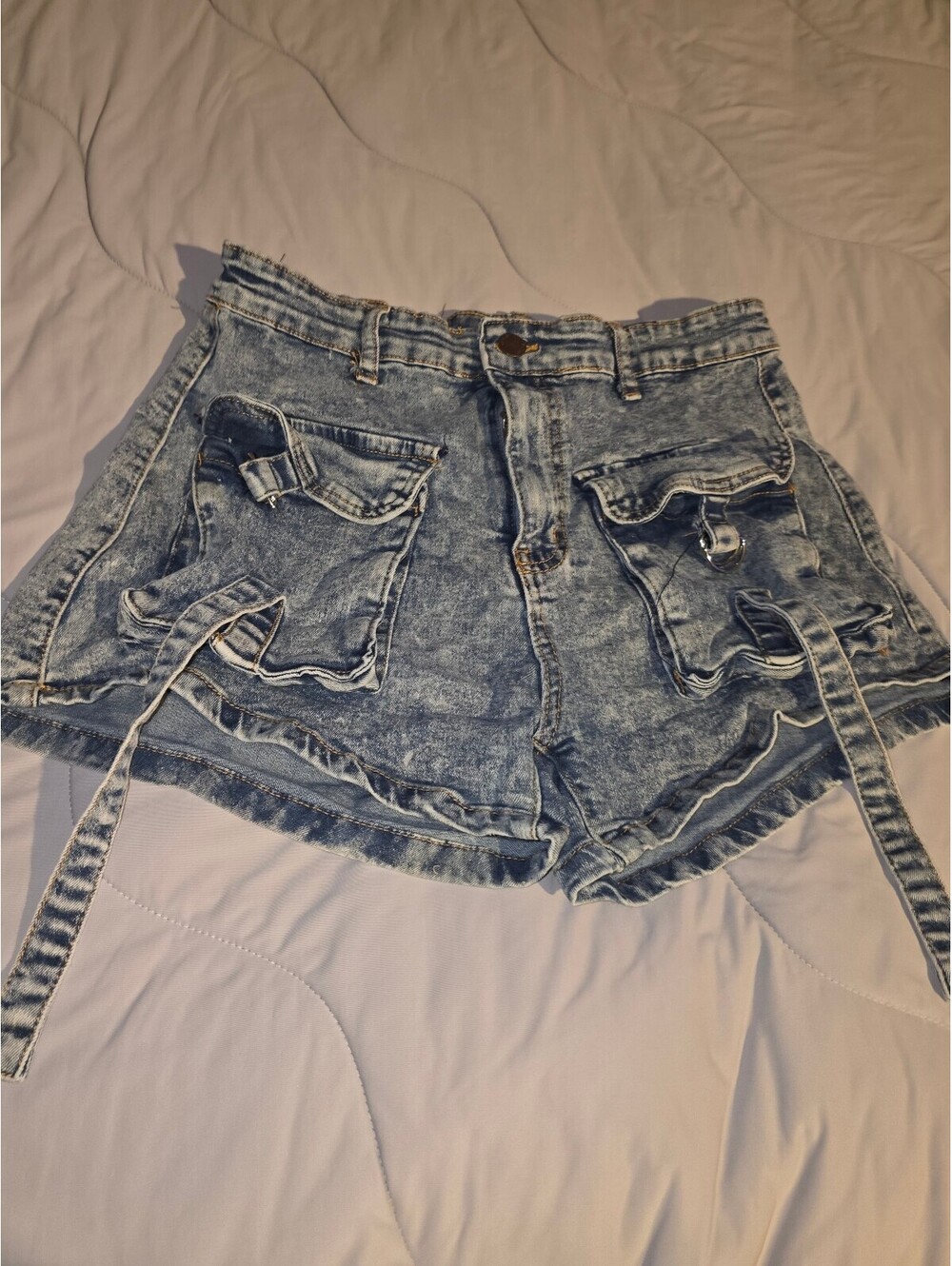Daisy Women's Light Wash Denim Shorts Stretch Buckle Pockets - Medium